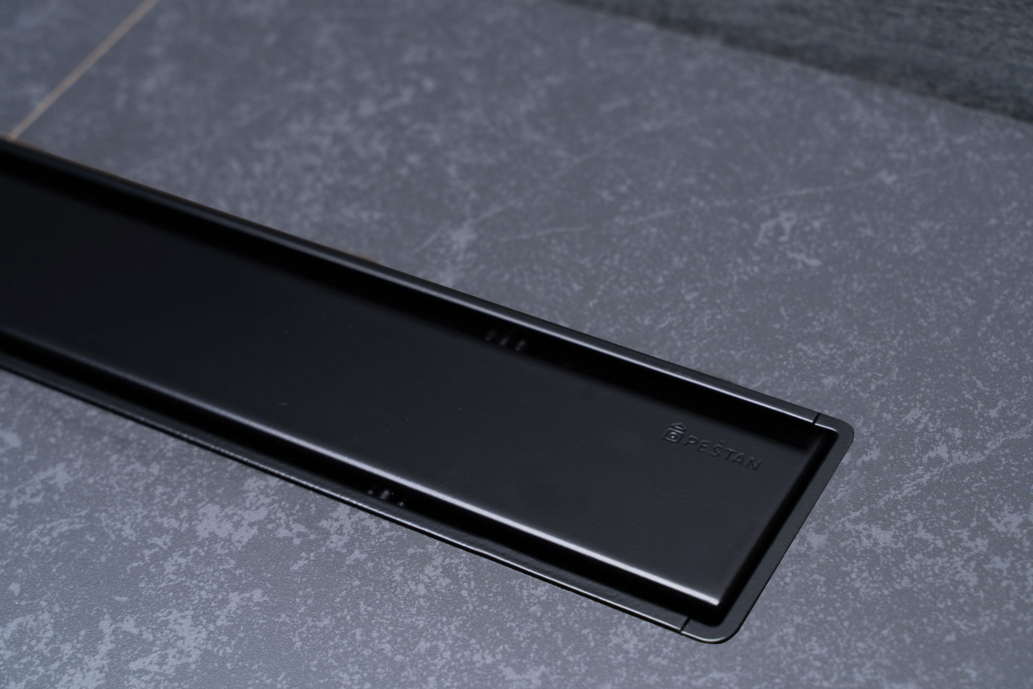 Pestan Confluo Primo Line Matte Black rozsdamentes zuhanyfolyóka